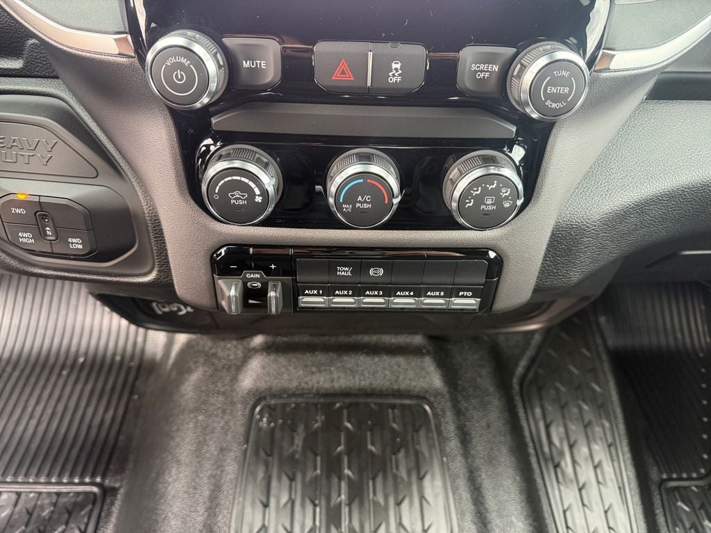 2026 RAM Ram 5500 Chassis Cab RAM 5500 BIG HORN CHASSIS CREW CAB 4X4 84' CA